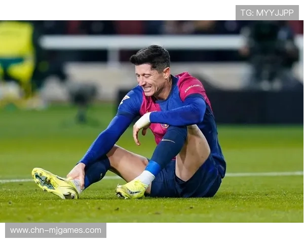 巴萨训练基地封闭备战，莱万参加单独恢复性训练